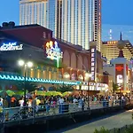 Two Adjacent Spacious Cozysuites On The Boardwalk